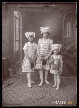 Trois jeunes filles (Le Val-d'Ajol)